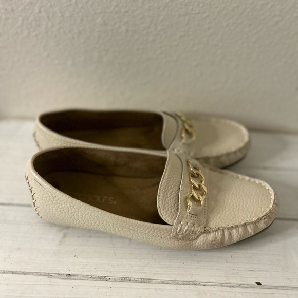 AEROSOLES Cream Loafers with Gold Chain - Picture 4 of 5